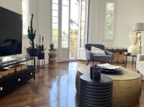 Luxueux Appartement 115m2, 3 Chambres centre ville avec parking à 5 min plage -climatisation